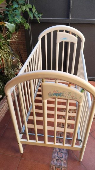 Cuna de bebé blanca