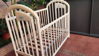 Cuna de bebé blanca