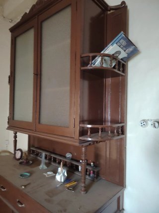 Mueble de madera con vitrina