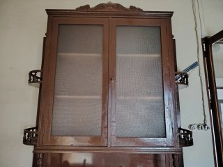 Mueble de madera con vitrina
