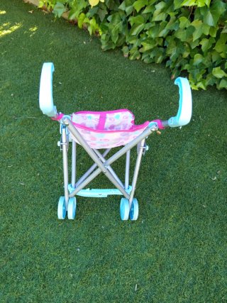 Silla de muñecas con diseño de corazones