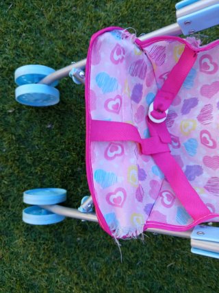 Silla de muñecas con diseño de corazones