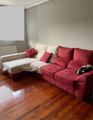 Sofá chaise long rojo con cojines rojos