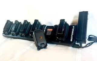 Cargador múltiple Motorola más seis walkie talkies