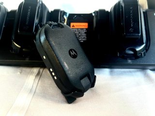 Cargador múltiple Motorola más seis walkie talkies