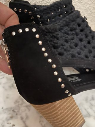 Botines negros con tachuelas