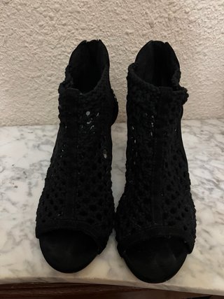 Botines negros con tachuelas
