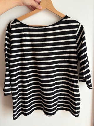Camiseta de rayas blancas y negras