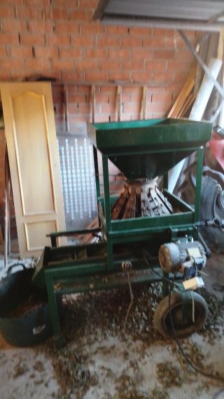 Máquina peladora de almendras