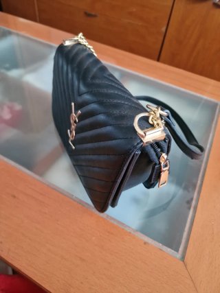Bolso negro moderno y comodo de llevar