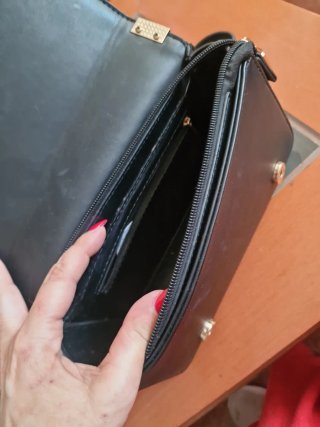 Bolso negro moderno y comodo de llevar