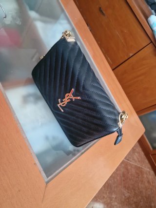 Bolso negro moderno y comodo de llevar