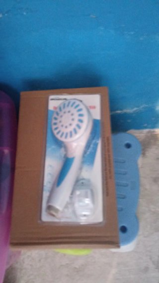 Alcachofa de ducha azul y blanca