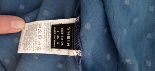 Blusa fina azul con topitos