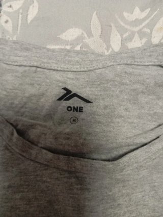 Camiseta gris con estampado geométrico