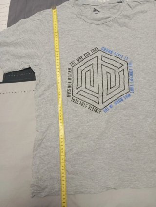 Camiseta gris con estampado geométrico