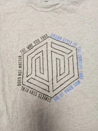 Camiseta gris con estampado geométrico
