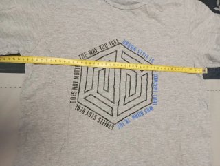 Camiseta gris con estampado geométrico