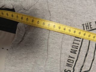 Camiseta gris con estampado geométrico