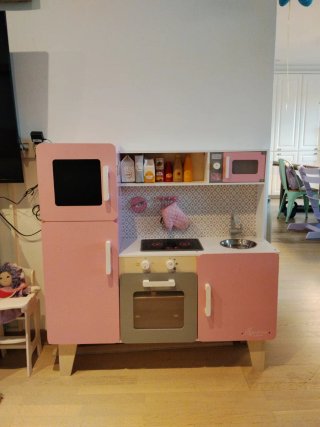Cocina de juguete de madera rosa, con accesorios