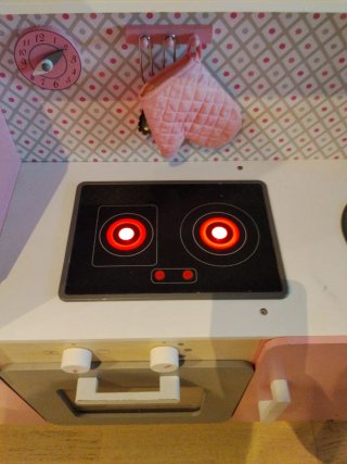 Cocina de juguete de madera rosa, con accesorios