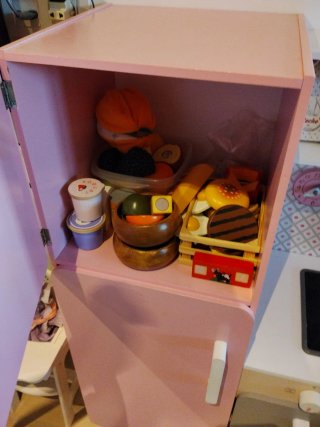 Cocina de juguete de madera rosa, con accesorios