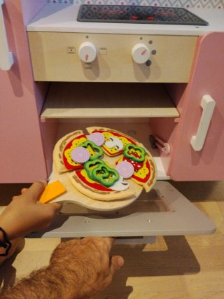 Cocina de juguete de madera rosa, con accesorios