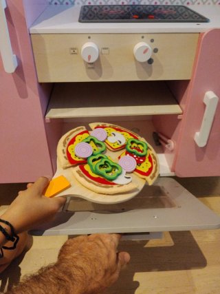 Cocina de juguete de madera rosa, con accesorios
