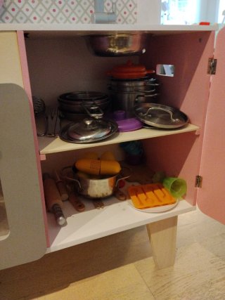 Cocina de juguete de madera rosa, con accesorios