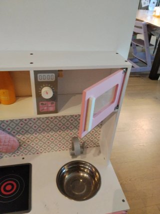 Cocina de juguete de madera rosa, con accesorios