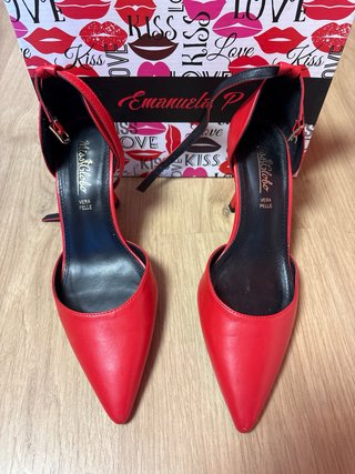 Zapatos de tacón rosas y rojos