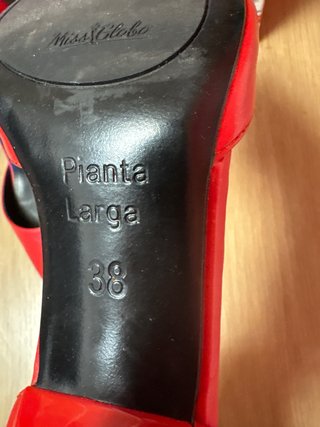 Zapatos de tacón rosas y rojos