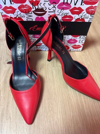 Zapatos de tacón rosas y rojos