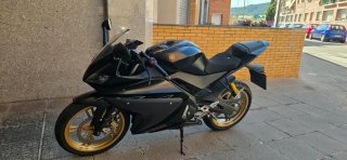 Yamaha YZF 125R Negra Llantas Doradas