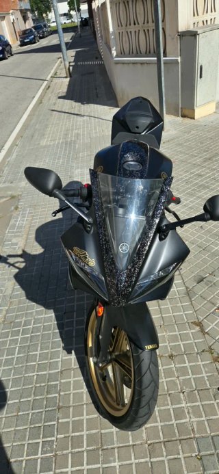 Yamaha YZF 125R Negra Llantas Doradas