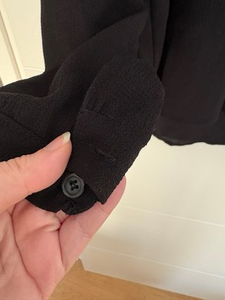 Camisa negra de manga larga con botones