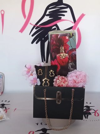 Cesta regalo joyería y perfumes