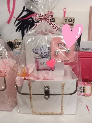 Cesta regalo joyería y perfumes