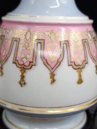 Lámpara de mesa de porcelana decorada