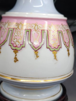 Lámpara de mesa de porcelana decorada