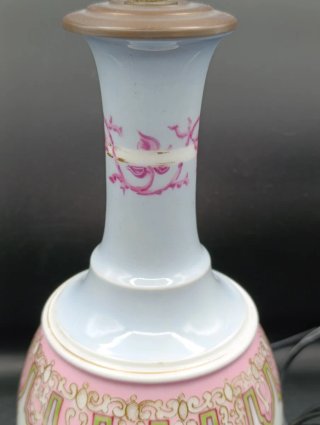 Lámpara de mesa de porcelana decorada