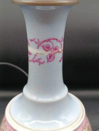 Lámpara de mesa de porcelana decorada