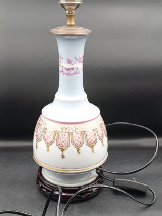 Lámpara de mesa de porcelana decorada