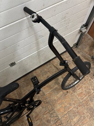 Bicicleta plegable negra para reparar