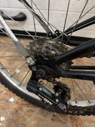 Bicicleta plegable negra para reparar