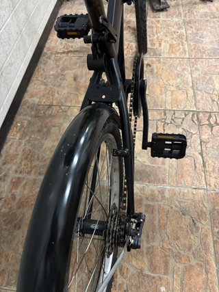Bicicleta plegable negra para reparar
