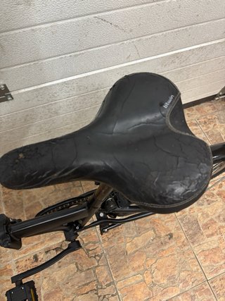 Bicicleta plegable negra para reparar