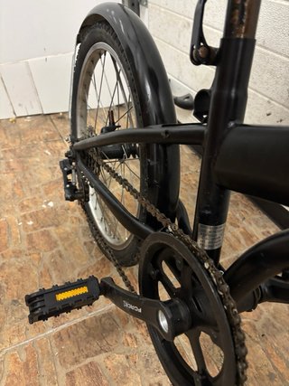 Bicicleta plegable negra para reparar