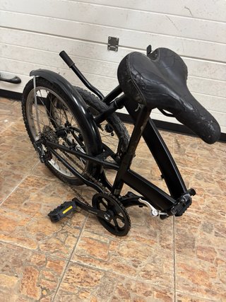 Bicicleta plegable negra para reparar