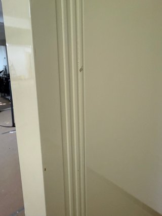 Separador beige con detalles latón